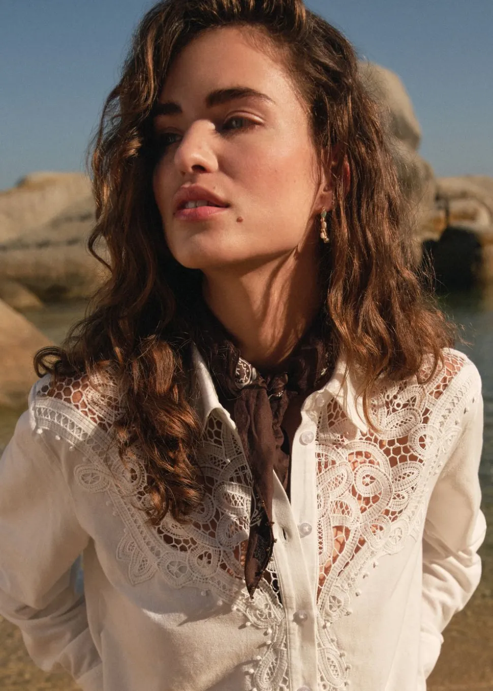 Geborduurde kanten blouse