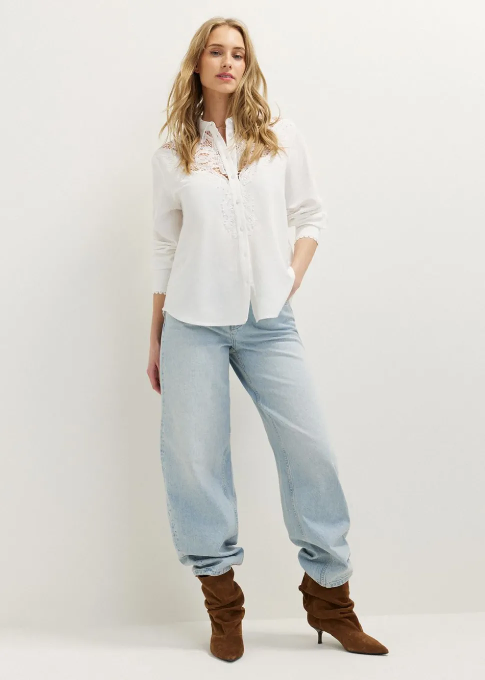 Geborduurde kanten blouse